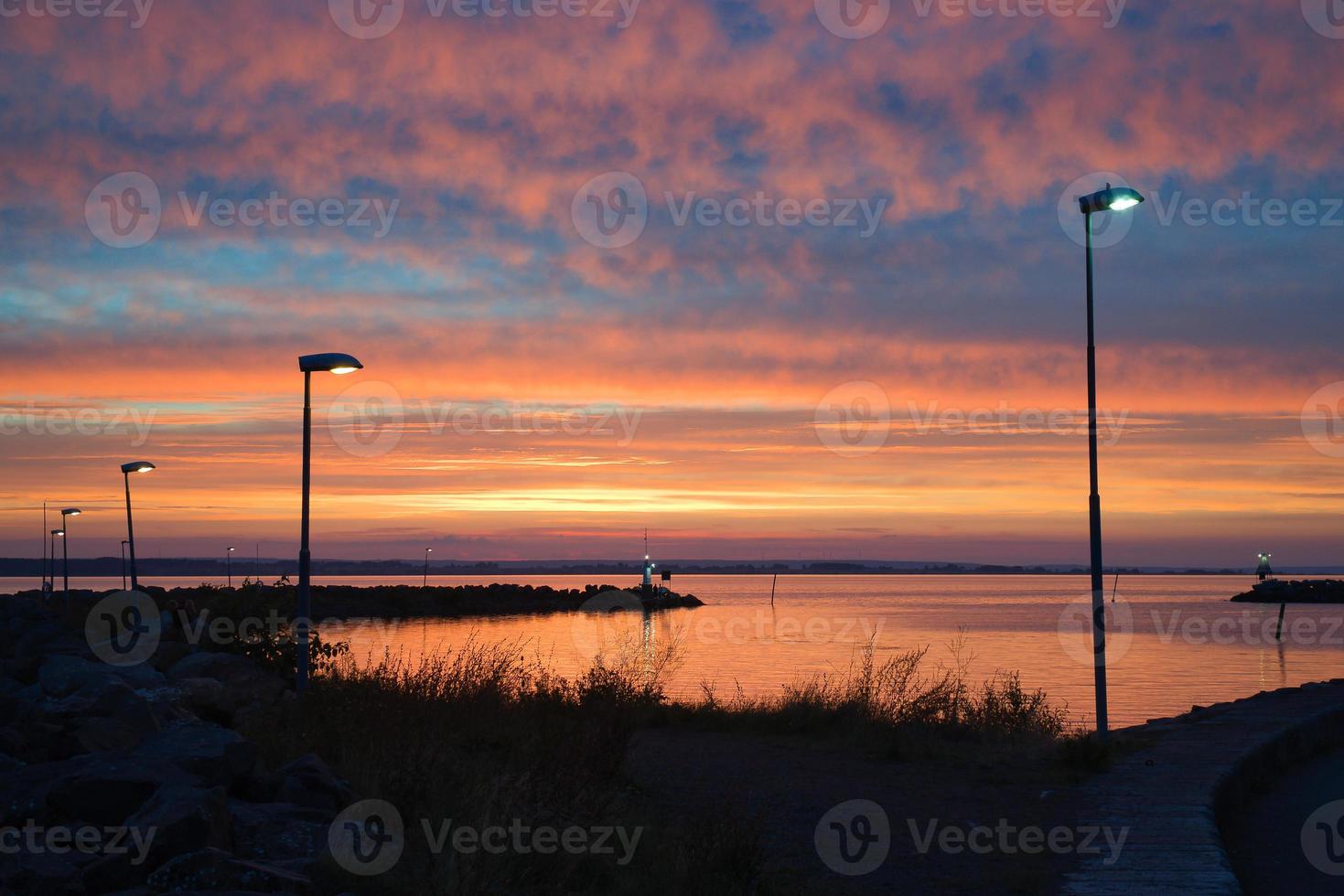 zonsondergang in Zweden Bij de haven van meer vaetern. vuurtoren in de achtergrond Bij schemering. landschap schot in skandi foto