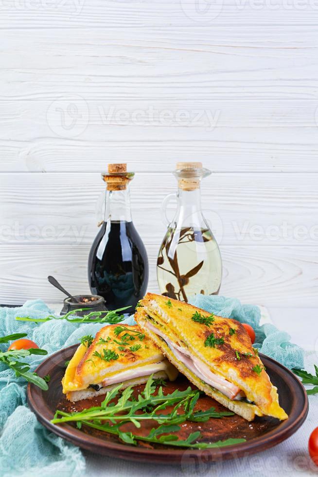 geroosterd geroosterd brood in door elkaar gegooid eieren met ham, kruiden en kaas Cheddar. heerlijk gegrild ontbijt belegd broodje foto