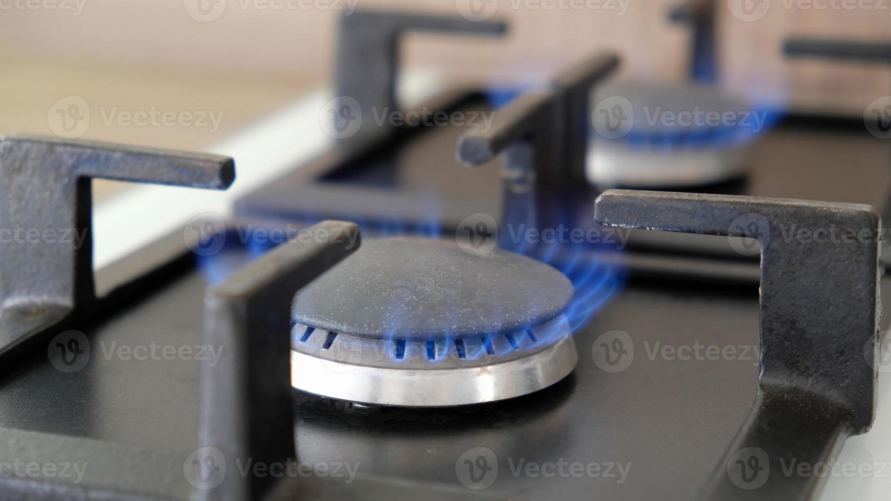 detailopname blauw vlammen van brand Aan een gas- brander in de keuken voor Koken. gas- vlam in een gas- boiler foto