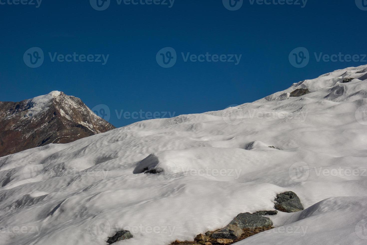 wandelen in de zwitserse alpen foto