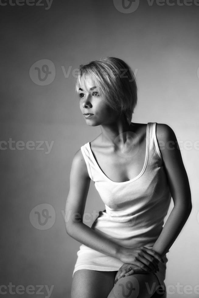 portret van een jong vrouw Aan een donker achtergrond op zoek weg, zwart en wit foto
