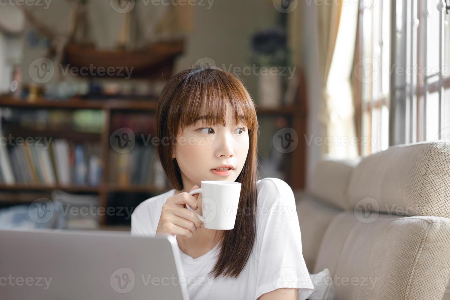 portret jong volwassen Aziatisch college leerling blijven Bij huis voor online studie Aan dag. foto