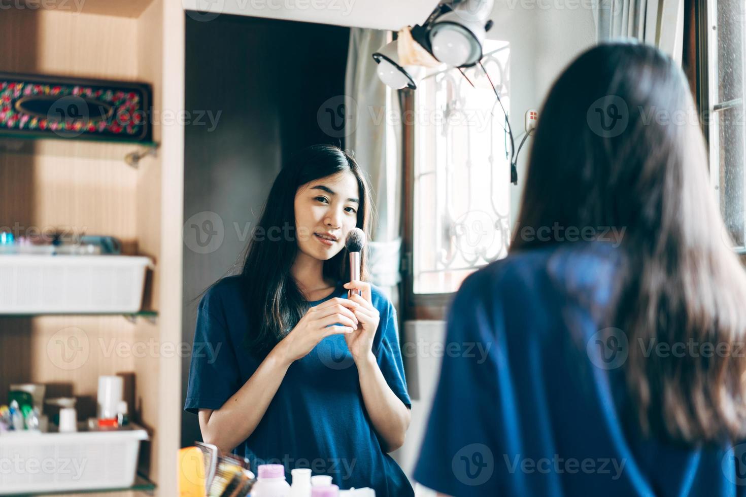 portret van single stills welzijn jong volwassen Aziatisch vrouw bedenken voordat spiegel Bij huis foto