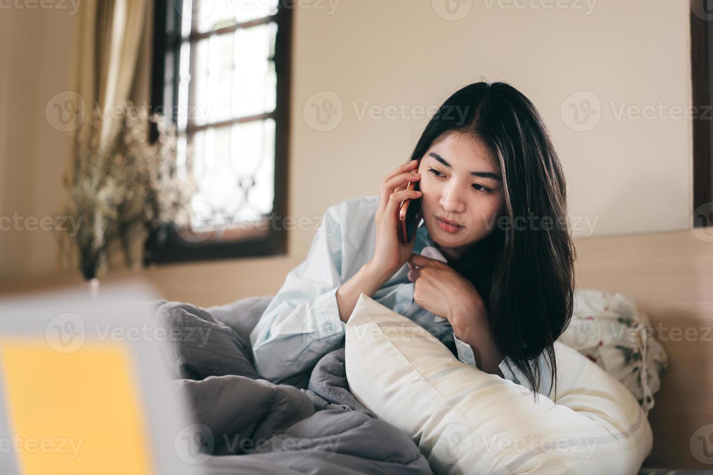 jong volwassen eenzaam single vrouw gebruik makend van smartphone in de morgen voor pratend app met vriend voor mentaal Gezondheid. foto