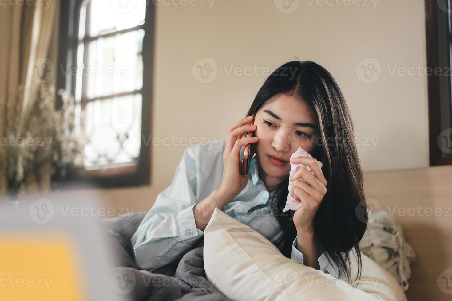 jong volwassen eenzaam single vrouw gebruik makend van smartphone in de morgen voor telegeneeskunde en mentaal Gezondheid. foto