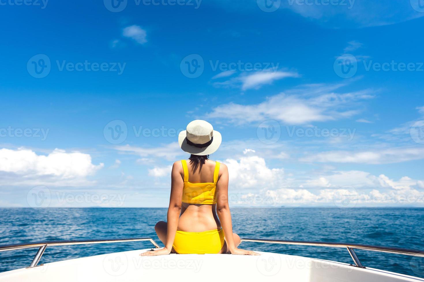 jong volwassen op reis vrouw zitten Aan de het zeilen boot met somme blauw lucht en zee foto