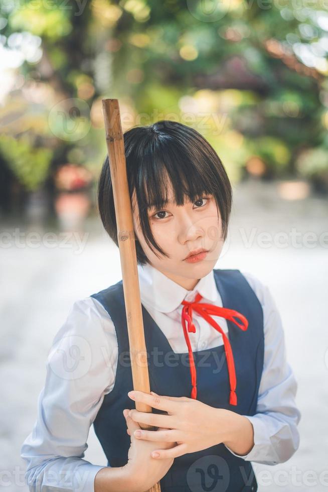 portret van jong volwassen vrouw in Japans leerling uniform Bij buitenshuis Aan dag foto