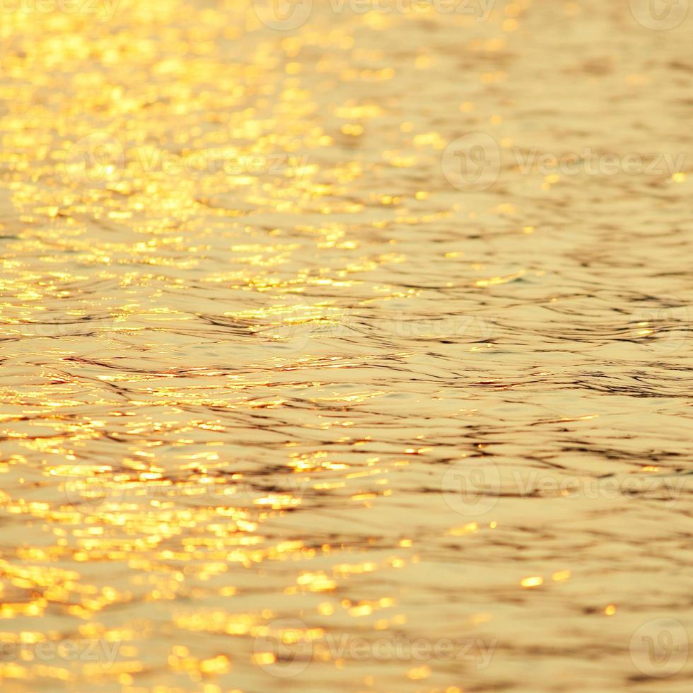 water reflectie Bij zonsondergang foto