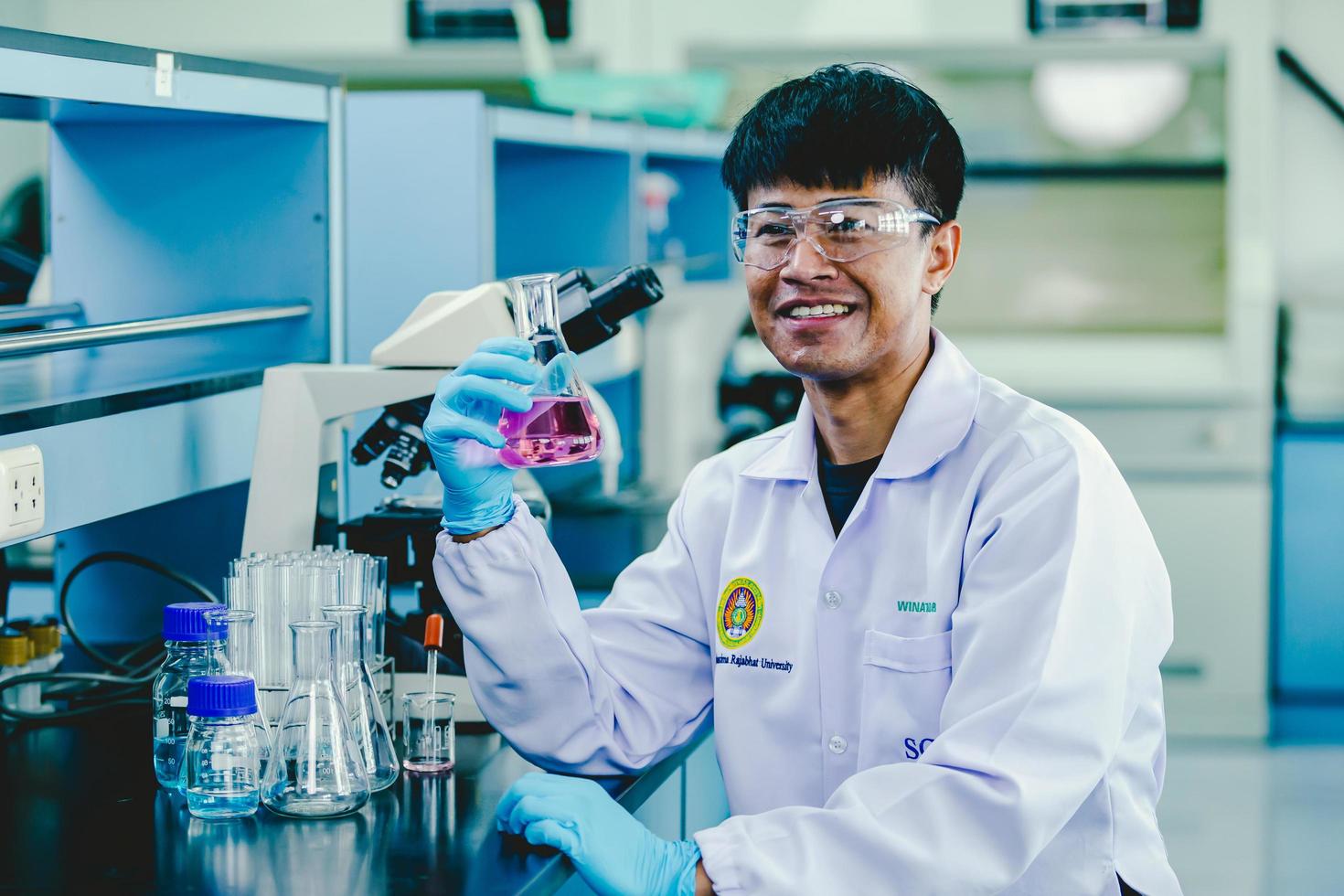 Aziatisch mannetje medisch of wetenschappelijk onderzoeker of dokter werken in de laboratorium.geavanceerd wetenschappelijk laboratorium voor geneesmiddel, biotechnologie, microbiologie ontwikkeling foto