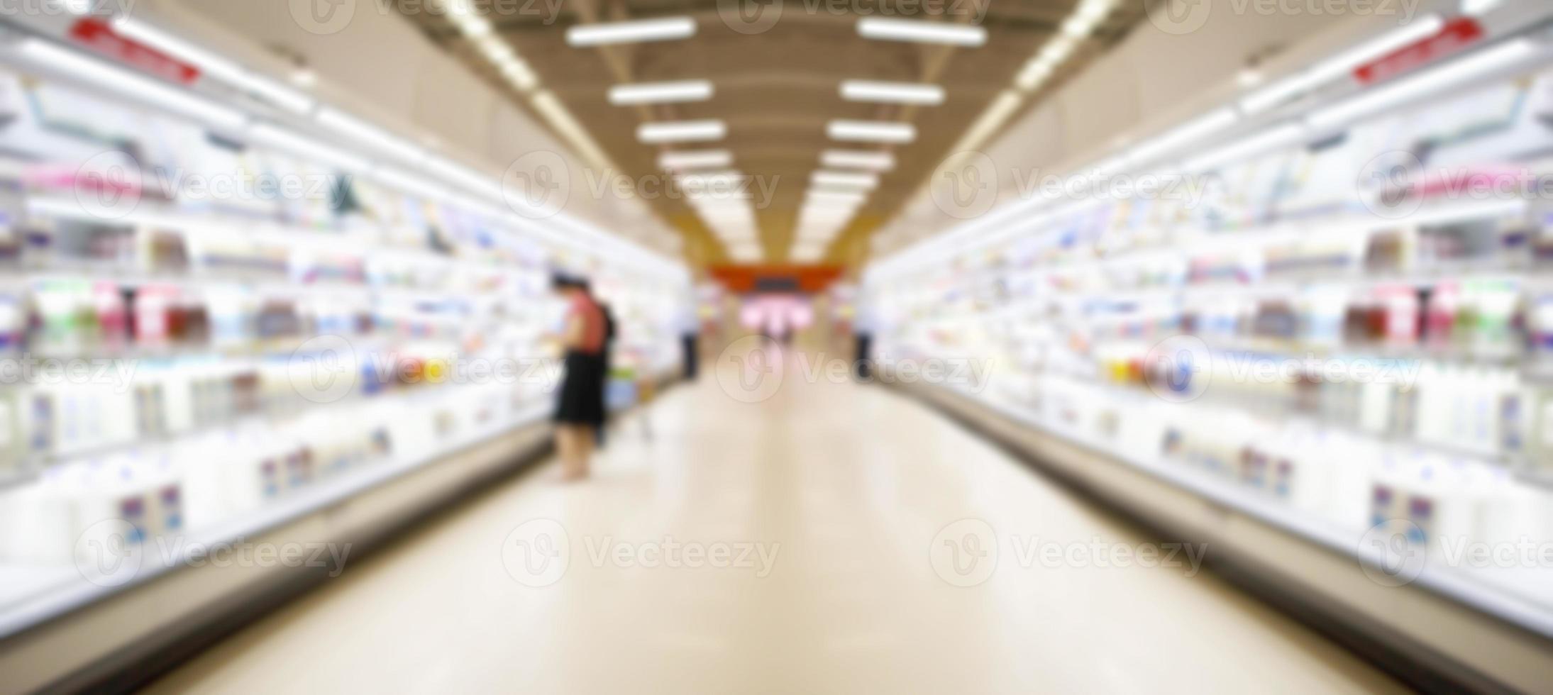 supermarkt gangpad met zuivel producten in koelkast vervagen achtergrond foto