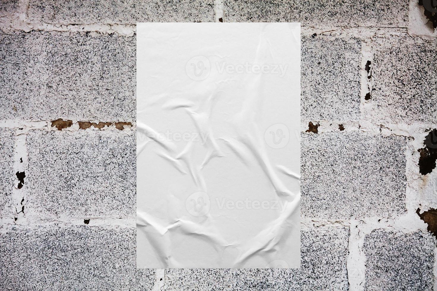 blanco wit tarwepasta gelijmd papier poster mockup Aan beton muur achtergrond foto