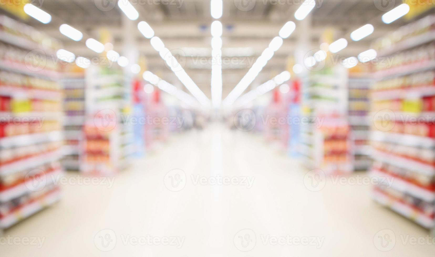 supermarkt gangpad en schappen wazig achtergrond foto