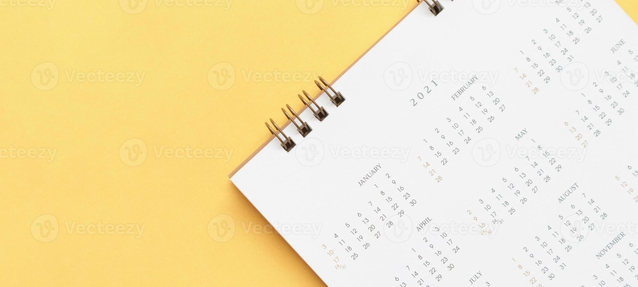 2021 kalender bladzijde Aan geel kleur achtergrond bedrijf planning afspraak vergadering concept foto