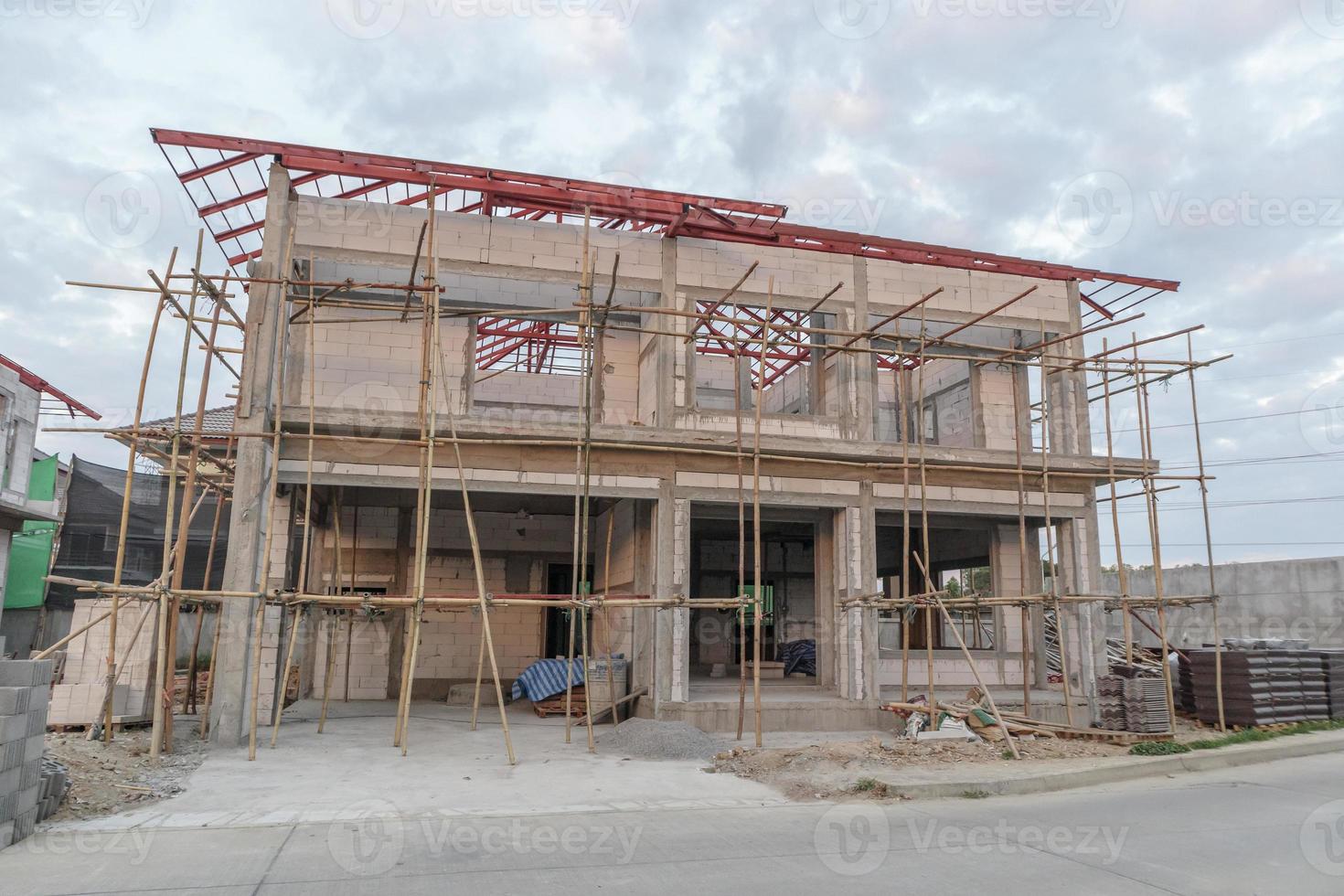 bouw residentieel nieuw huis in uitvoering op bouwplaats foto