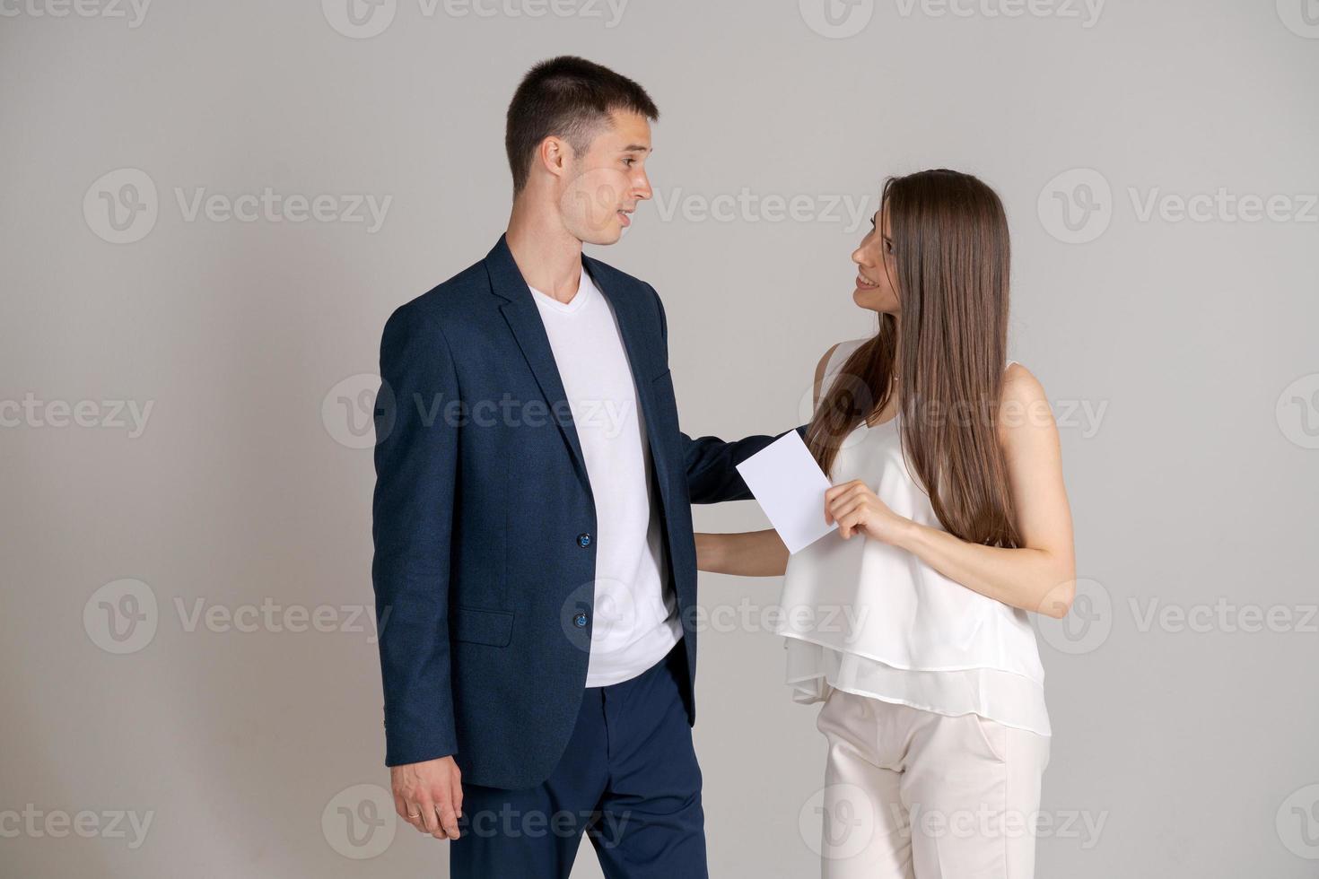 bedrijf partners zijn gelukkig naar te ontvangen een belangrijk document. Mens in blauw pak foto