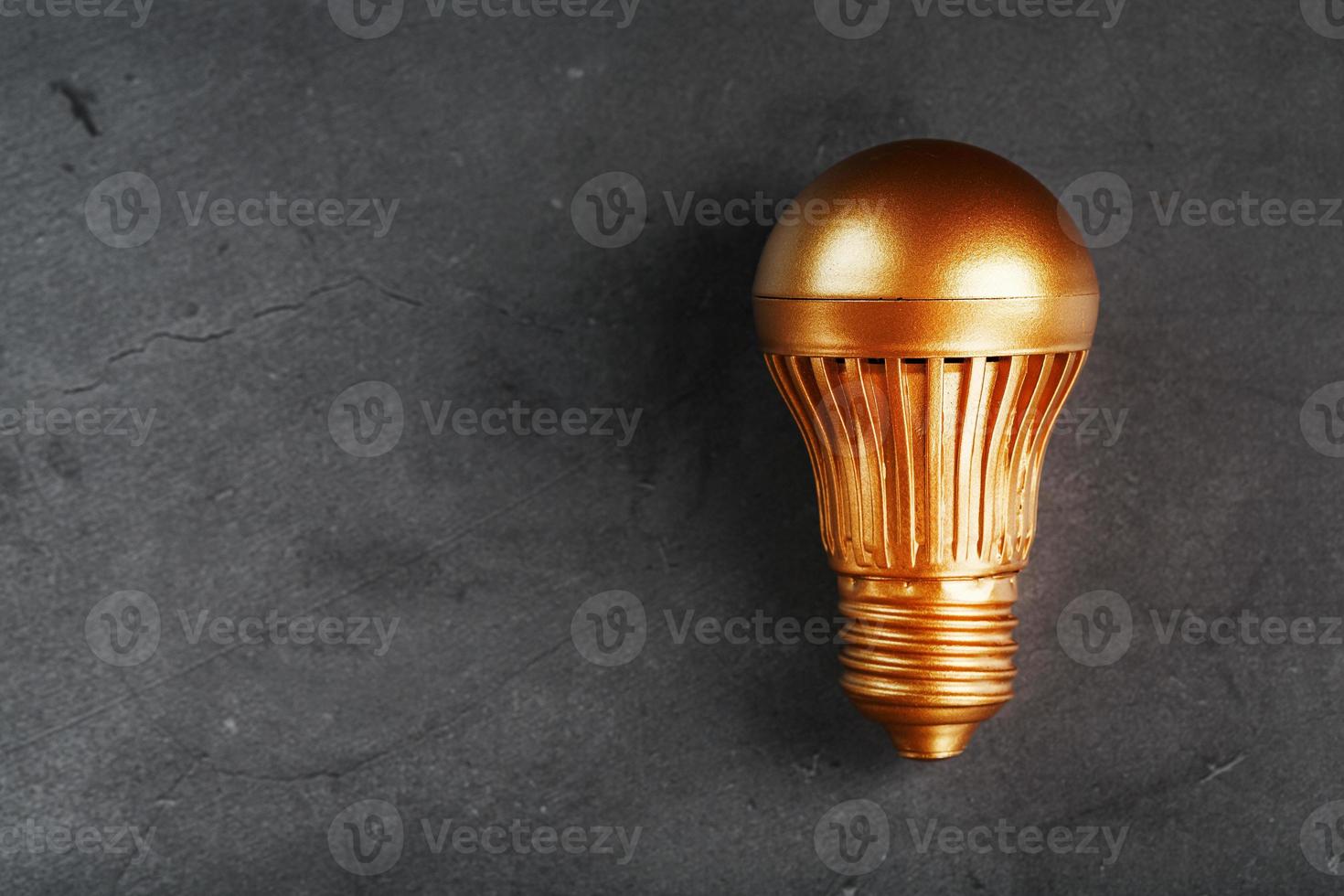 licht lamp van goud Aan zwart steen concept van een winstgevend idee. foto