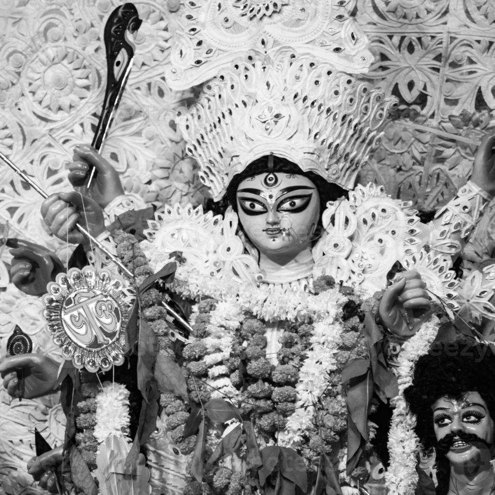 godin durga met traditioneel kijken in dichtbij omhoog visie Bij een zuiden kolkata durga poeja, durga puja idool, een grootste Hindoe navratri festival in Indië zwart en wit foto