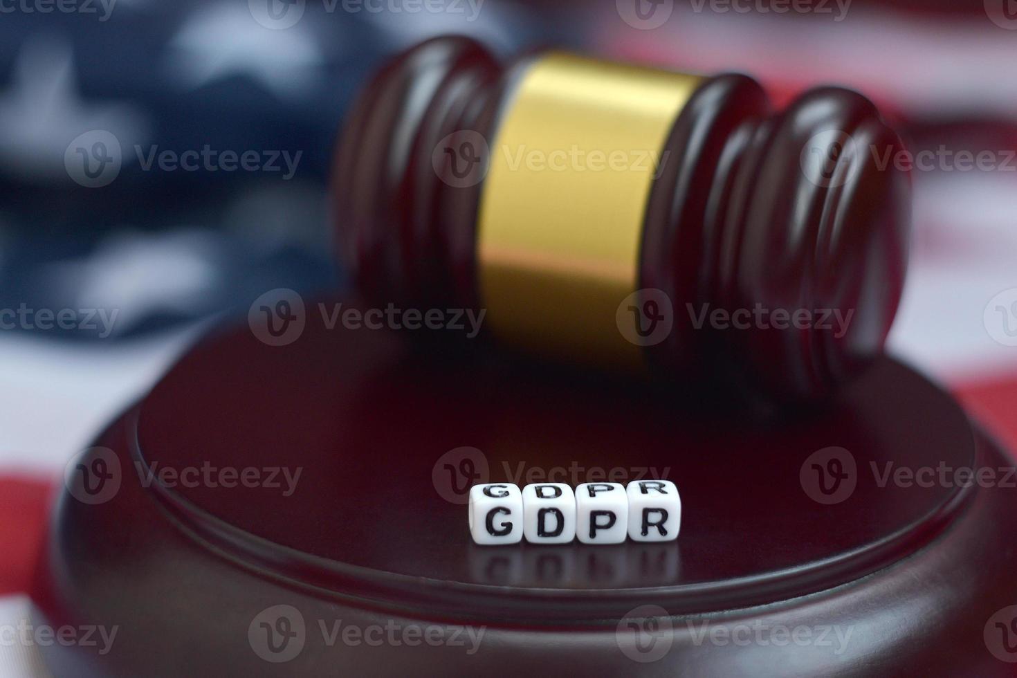 gerechtigheid hamer en gdpr acroniem met ons vlag Aan achtergrond. algemeen gegevens bescherming regulatie foto