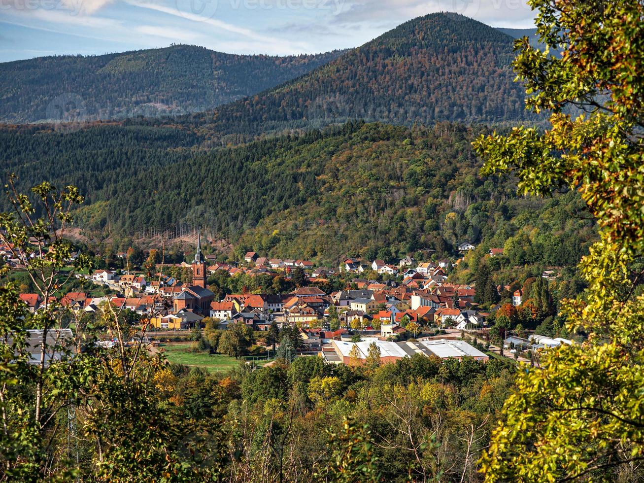 mooi visie van herfst kleurrijk vogezen bergen foto