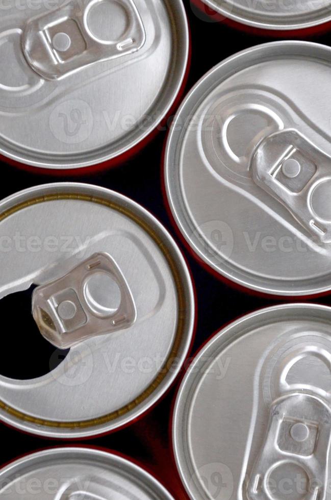 veel blikjes van Frisdrank zacht drinken of energie drinken containers. een veel van gerecycled blikjes gemaakt van aluminium en wezen bereid voor reproductie. foto