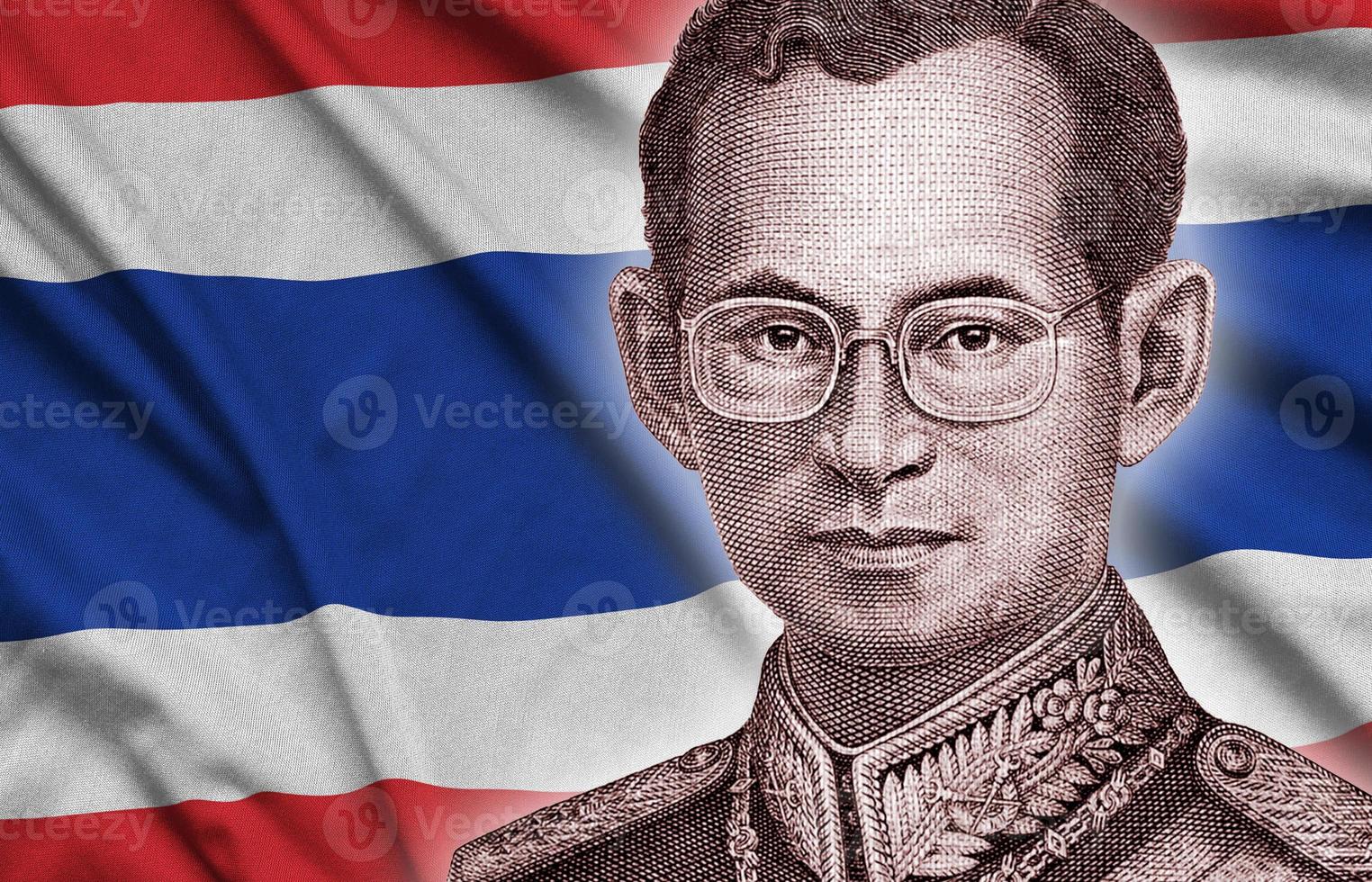 portret van koning bhumibol adulyadej van 50 baht Thailand geld Bill dichtbij Aan Thailand vlag achtergrond foto