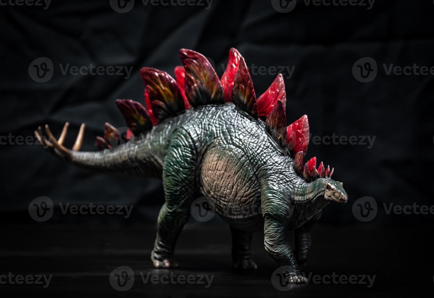 dinosaurus , stegosaurus in de donker foto