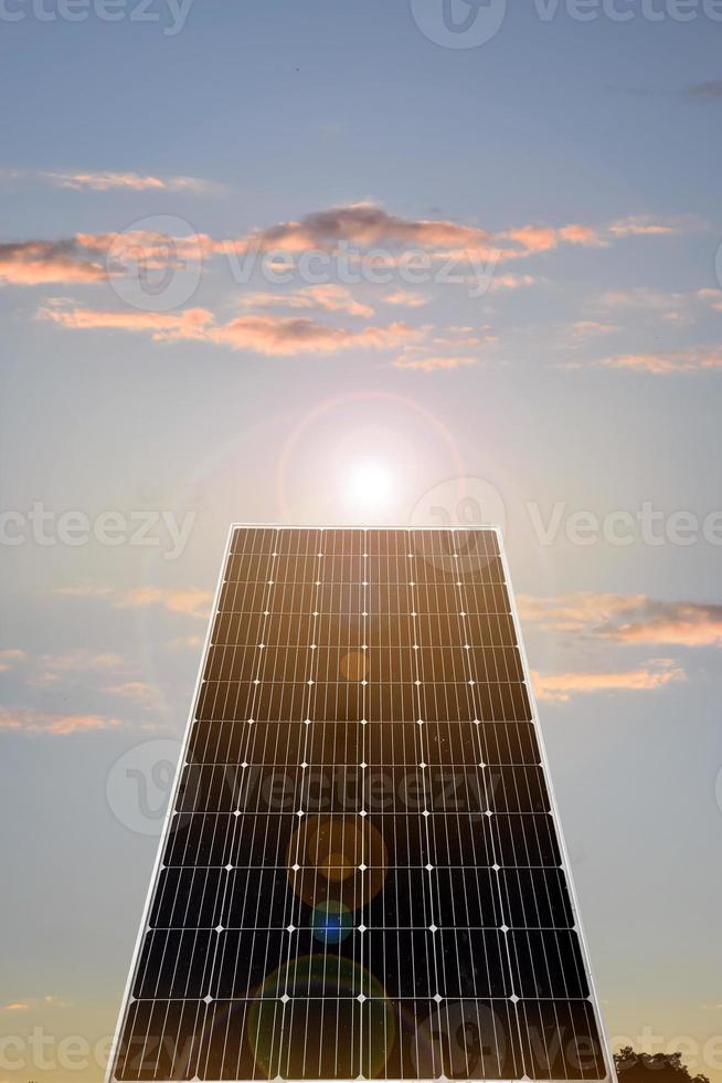 fotovoltaïsch paneel, nieuwe technologie voor het opslaan en gebruiken van de kracht van de natuur met menselijk leven, duurzame energie en milieuvriendelijk concept. foto