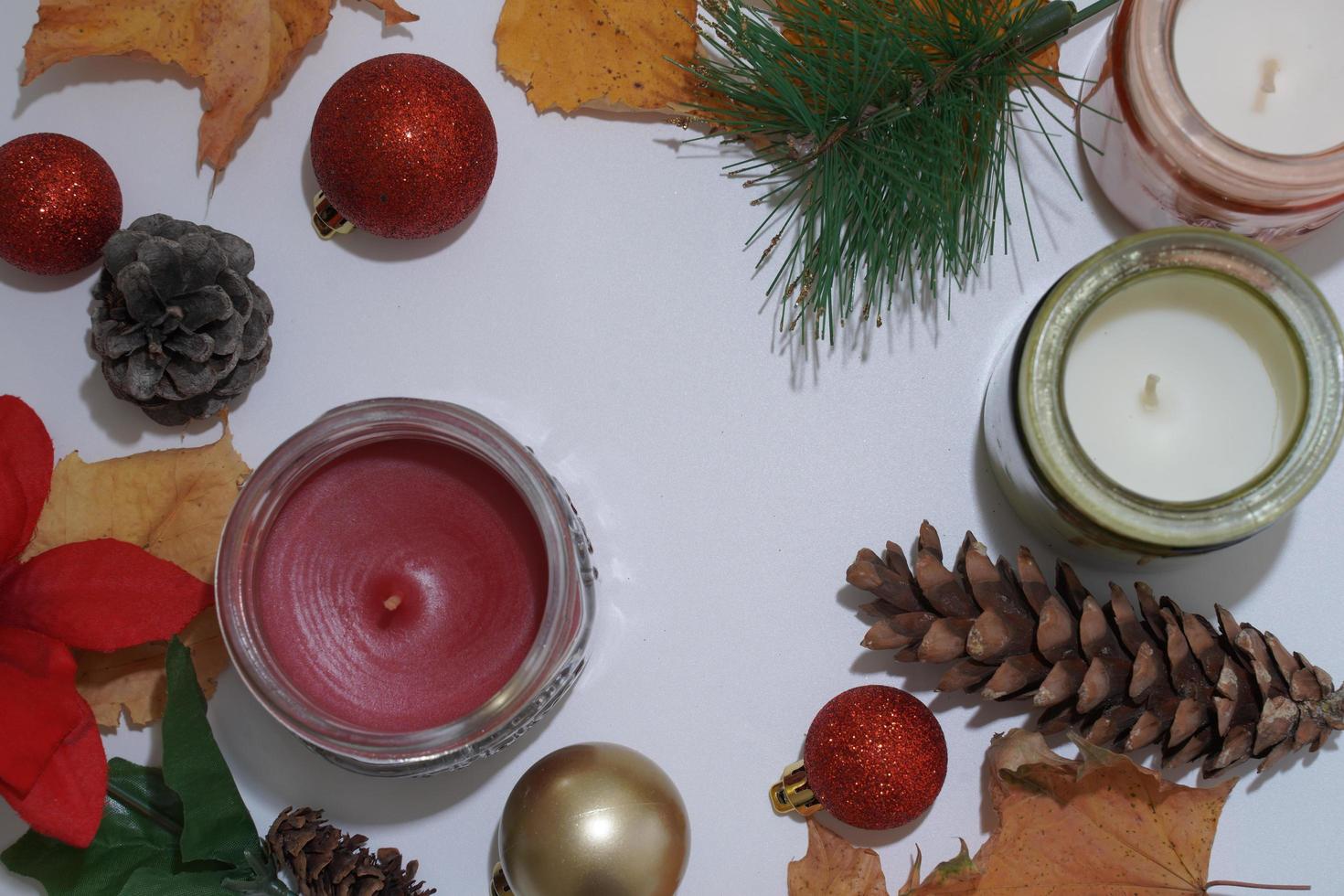 abstract komst achtergrond - Kerstmis decoratie met ornament en onscherp lichten. Kerstmis dekoration met kaarsen en sneeuw. foto