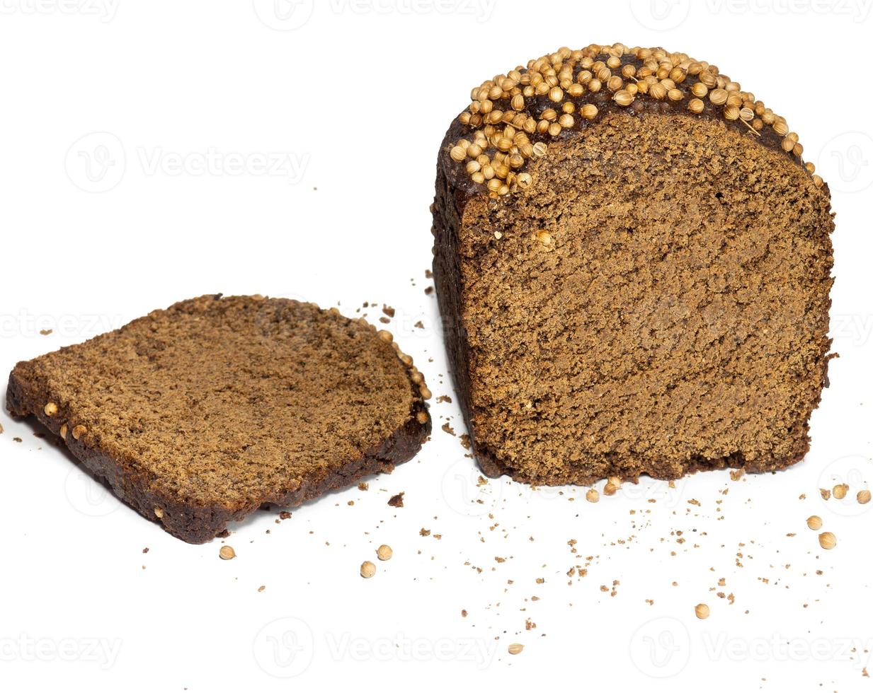 gesneden zwart brood besprenkeld met koriander. borodino brood. meel Product. brood met specerijen Aan wit achtergrond foto