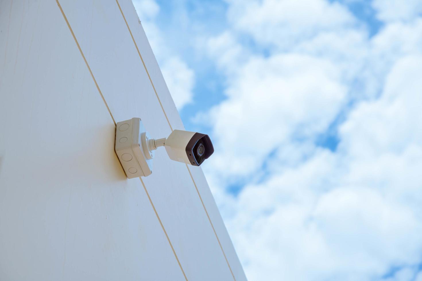 cctv camera installeren door hebben water bewijs Hoes naar beschermen camera met huis veiligheid systeem concept. foto