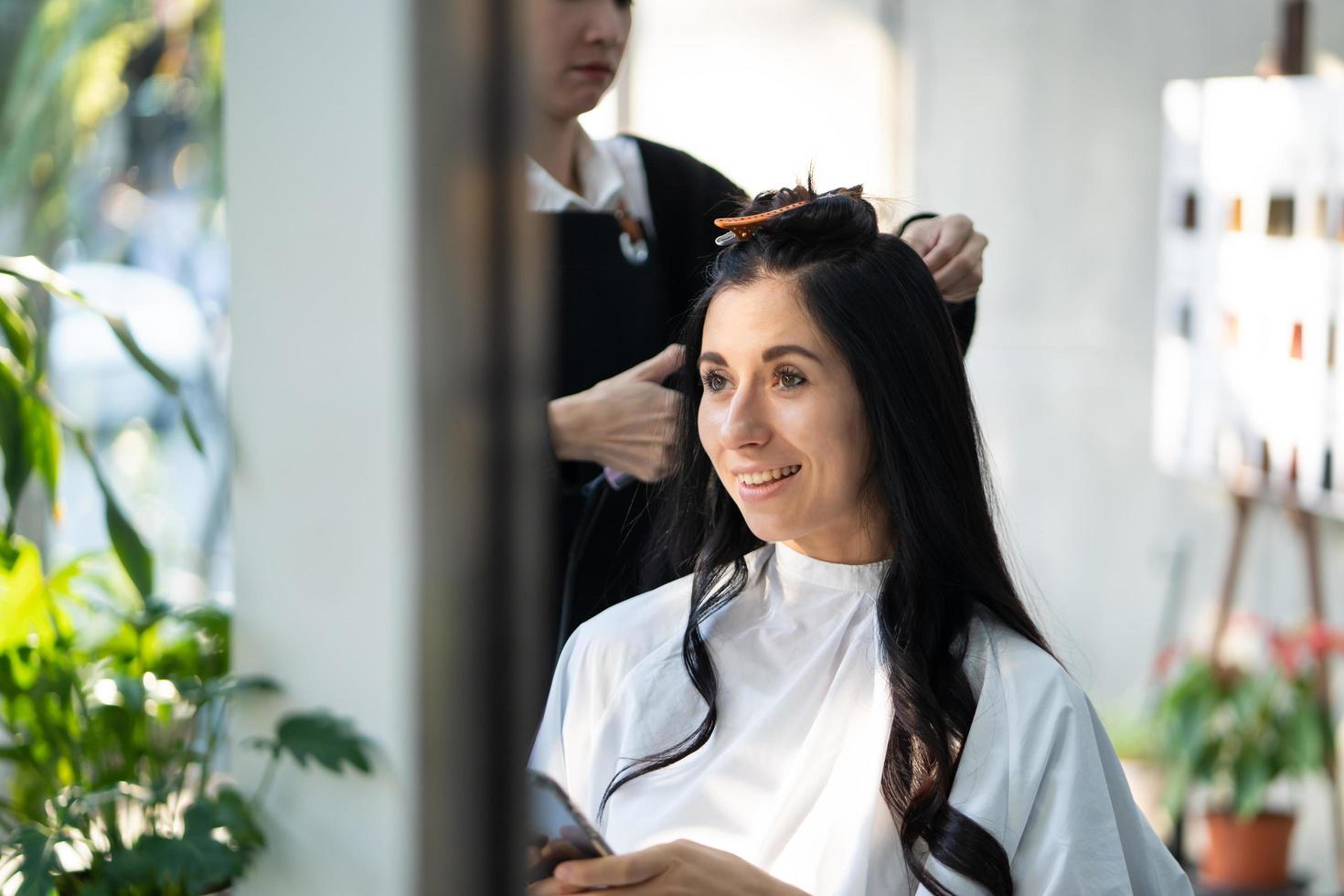 Kaukasisch Dames met haar- elegant terwijl Doen haar- besnoeiing en vervelend chirurgisch gezicht masker terwijl styling haar- voor cliënt. professioneel bezigheid, schoonheid en mode onderhoud nieuw normaal foto