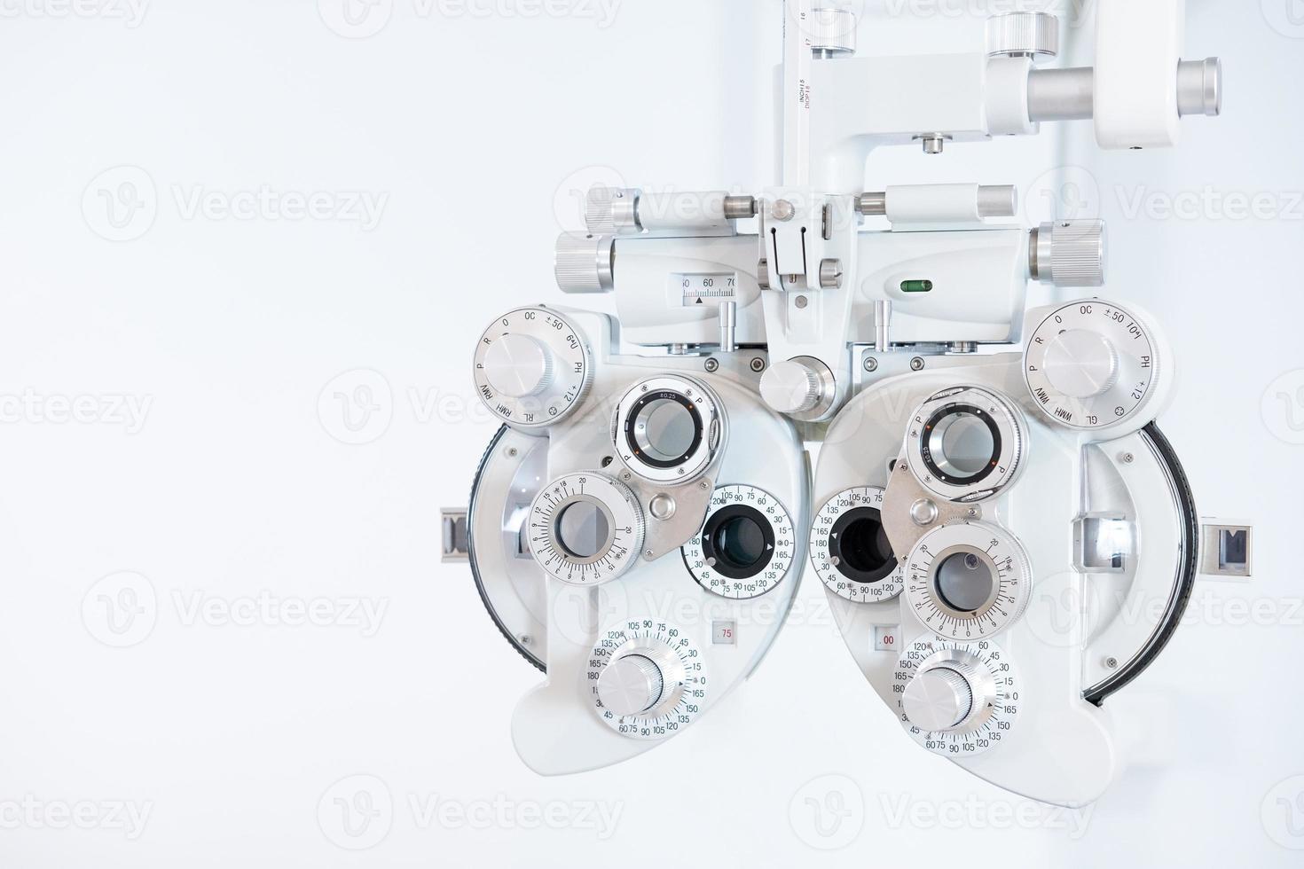 selectief focus Bij optometrie kader apparatuur. met wazig wit achtergrond voor kopiëren ruimte. optometrist gereedschap naar onderzoeken oog zichtbaar systeem van geduldig met professioneel machine voordat gemaakt bril. foto