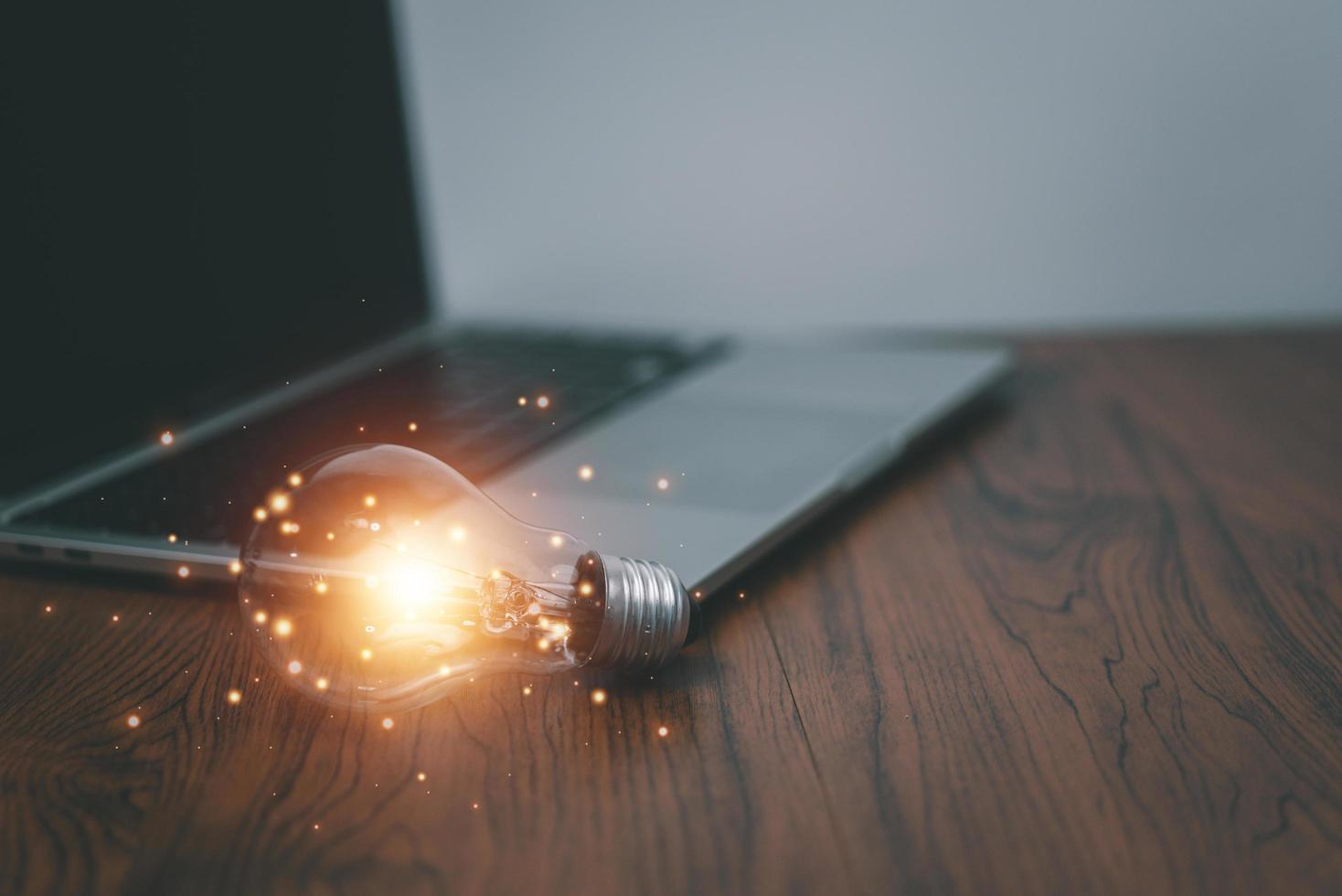 intelligentie- succes verbeelding groei ontwikkeling motivatie werken laptop innovatie creativiteit idee oplossing onderwijs licht lamp technologie computer laptop bedrijf concept. foto