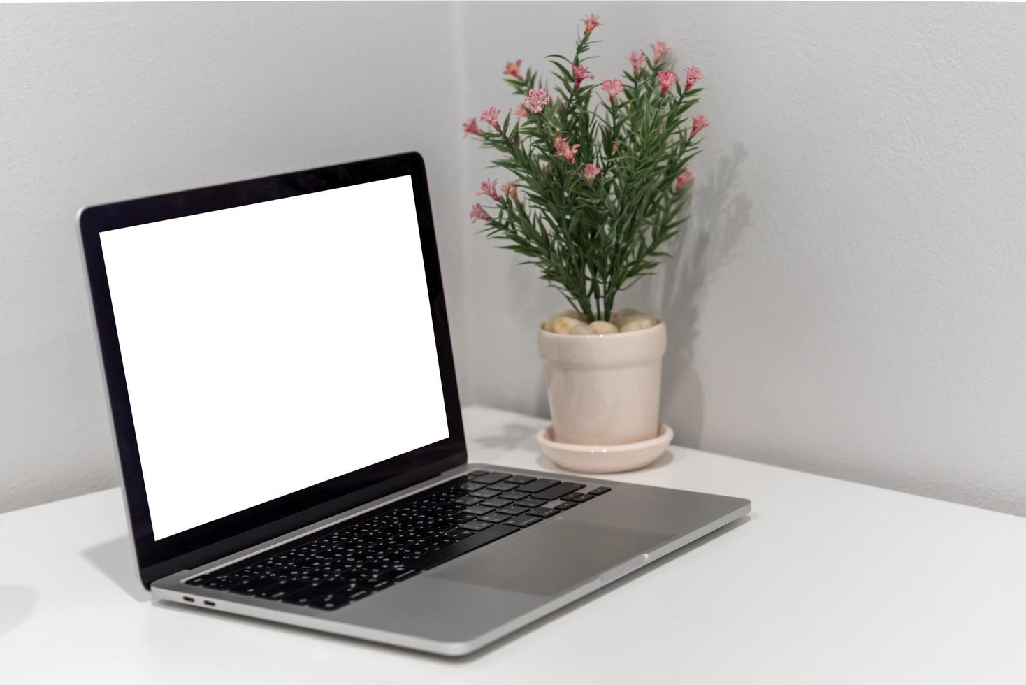 computer laptop bespotten omhoog met blanco scherm Aan bureau.modern technologie concept. foto