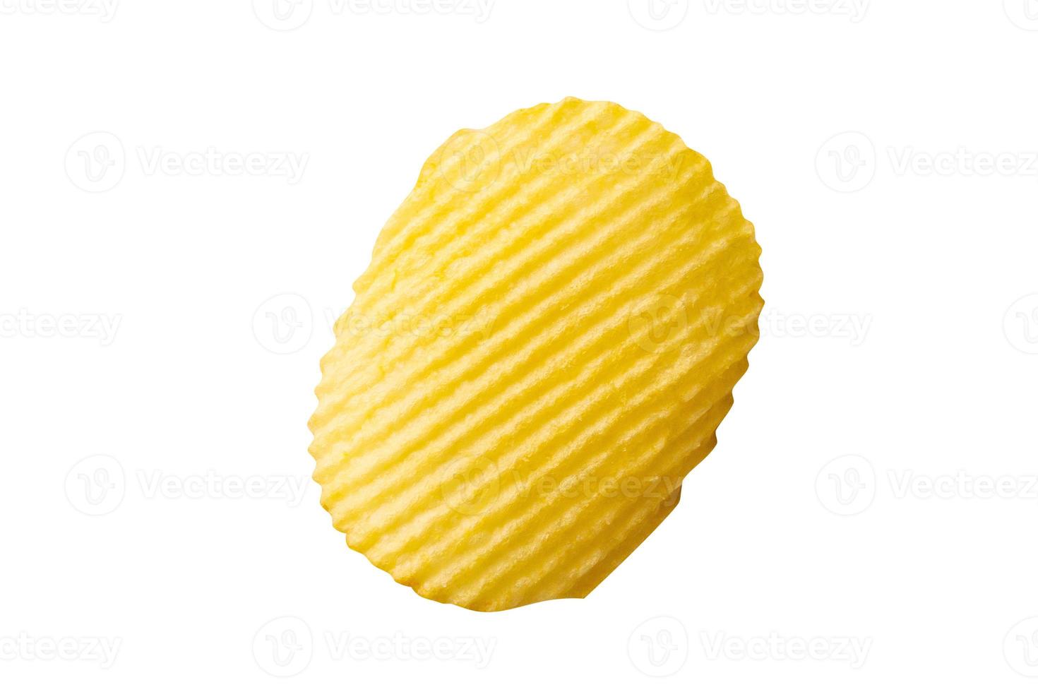Aardappelchips geïsoleerd op witte achtergrond foto