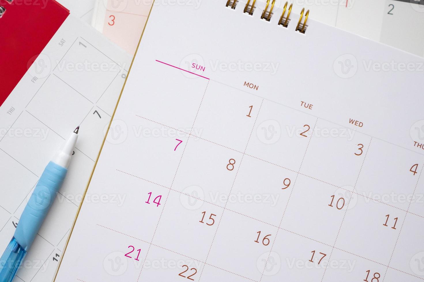 kalender bladzijde met pen dichtbij omhoog achtergrond bedrijf planning afspraak vergadering concept foto