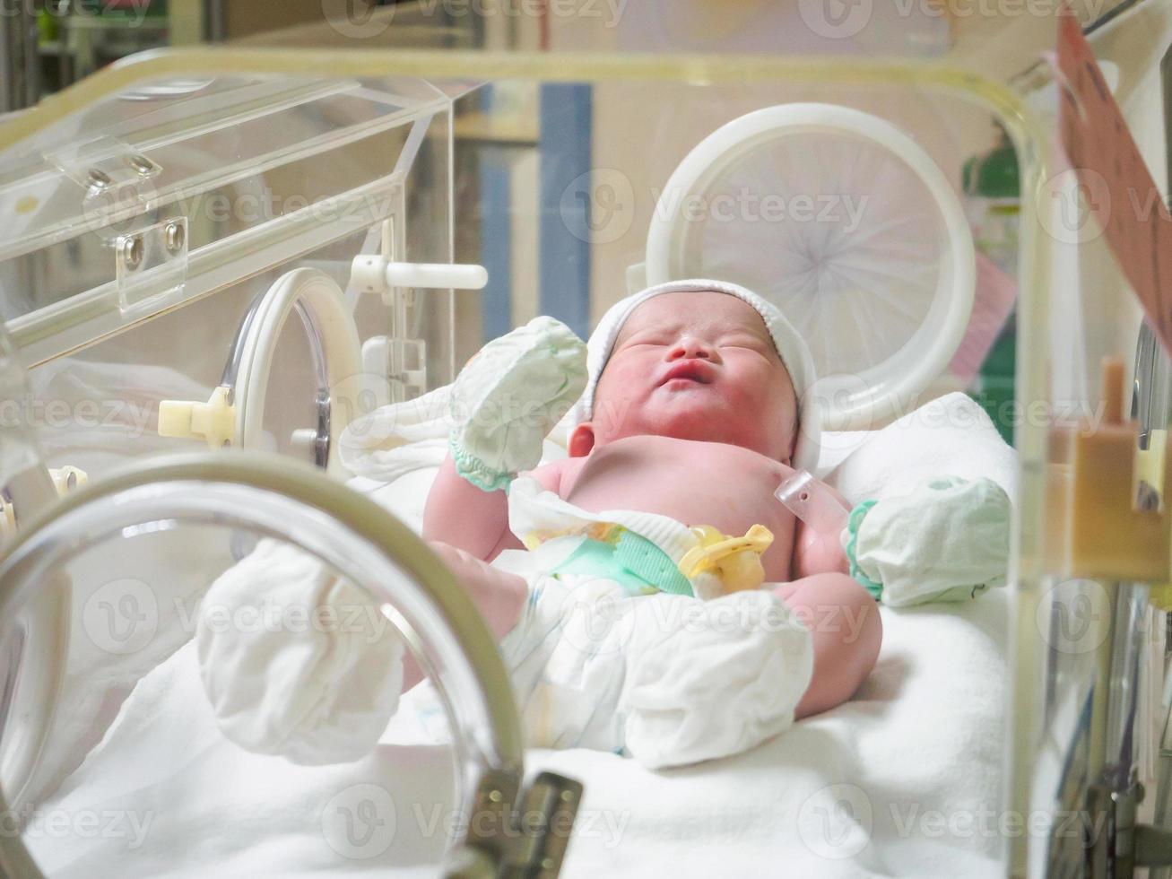 pasgeboren baby zuigeling slaap in de incubator Bij ziekenhuis foto