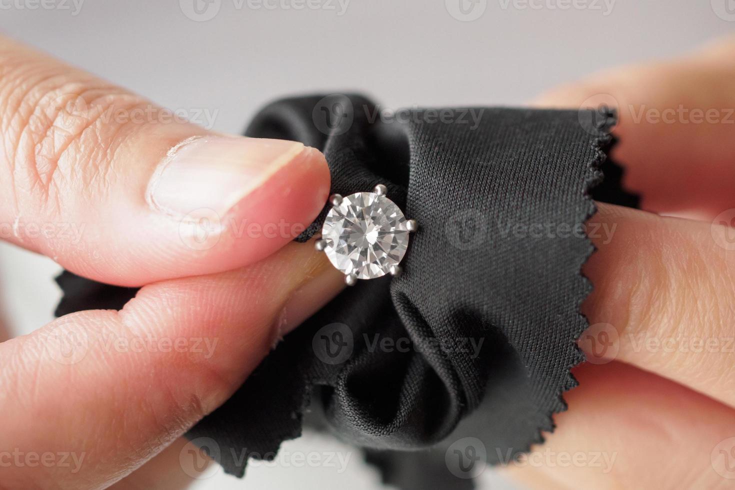 juwelier schoonmaak sieraden diamant ring met kleding stof kleding foto