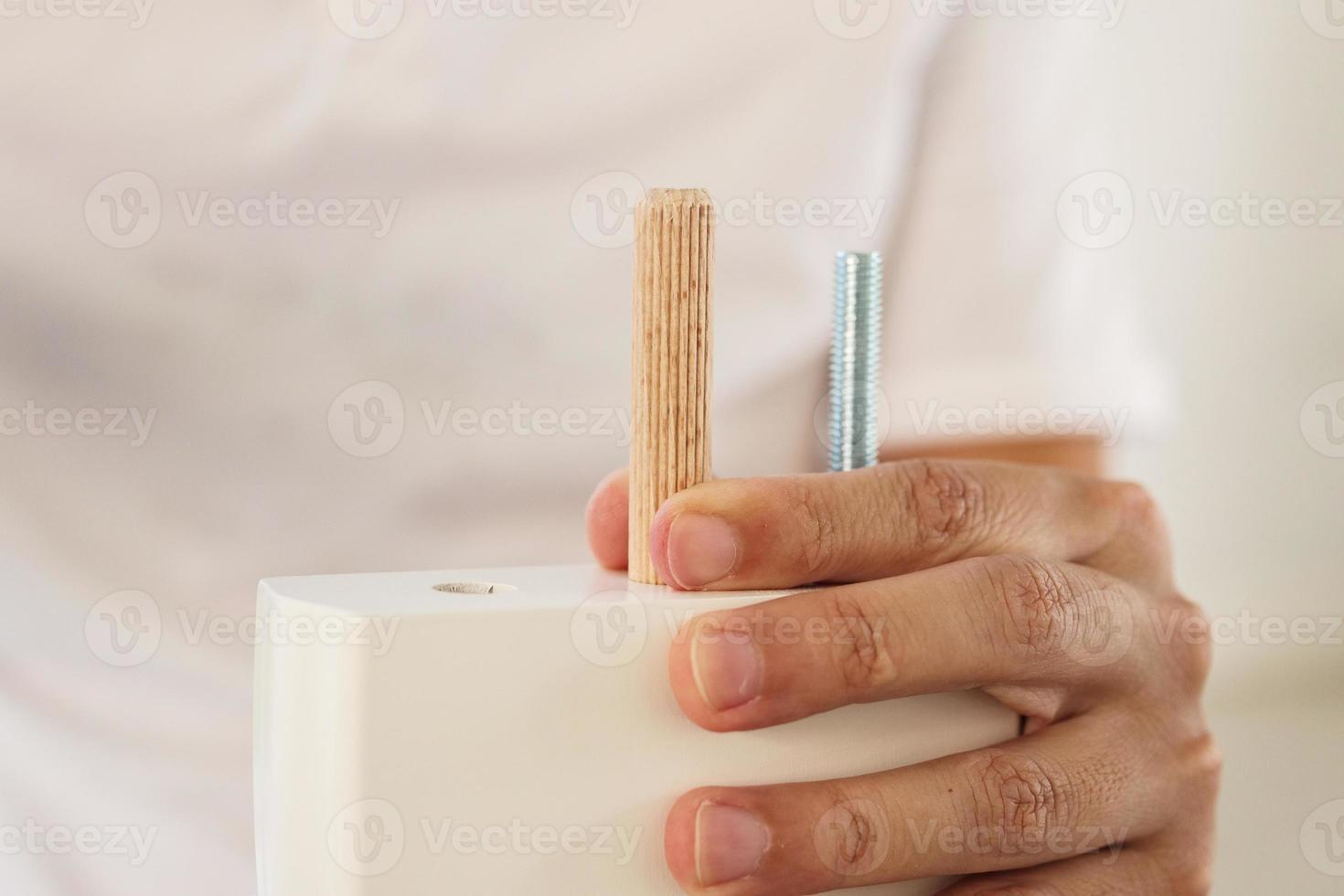 Mens in elkaar zetten meubilair Bij huis foto