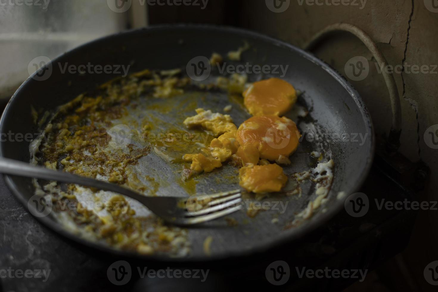 ei dooier in frituren pan. plug en ei. staal frituren pan. keuken Bij huis. foto