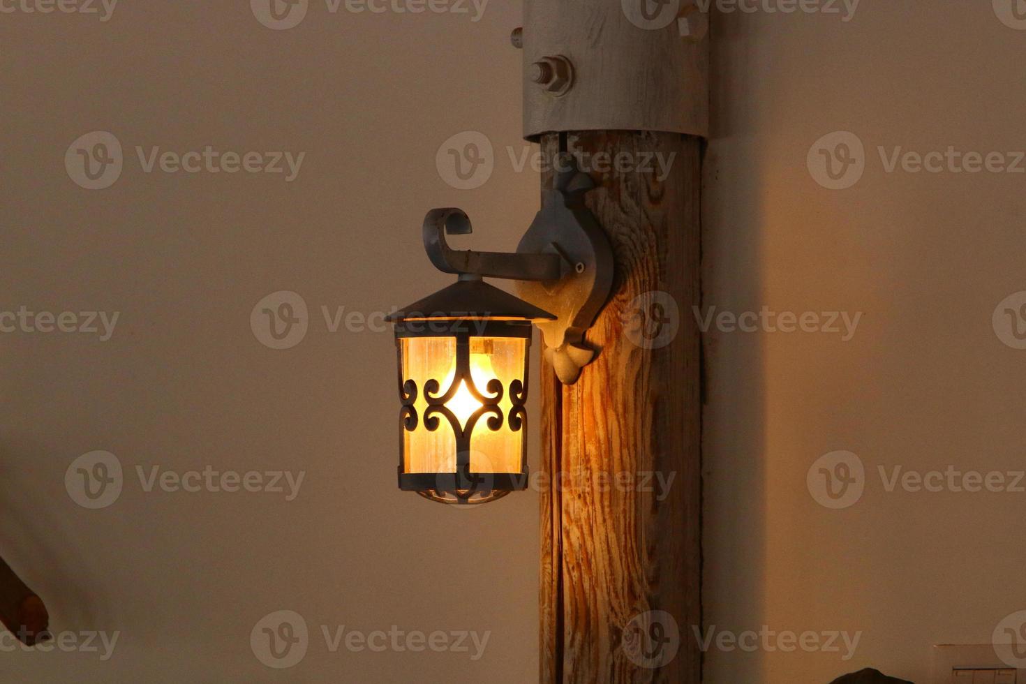 lantaarn naar verlichten de stad straat Bij nacht. foto