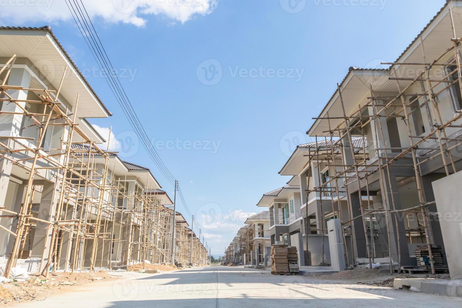 bouw woon- nieuw huis in vooruitgang Bij gebouw plaats behuizing landgoed ontwikkeling foto