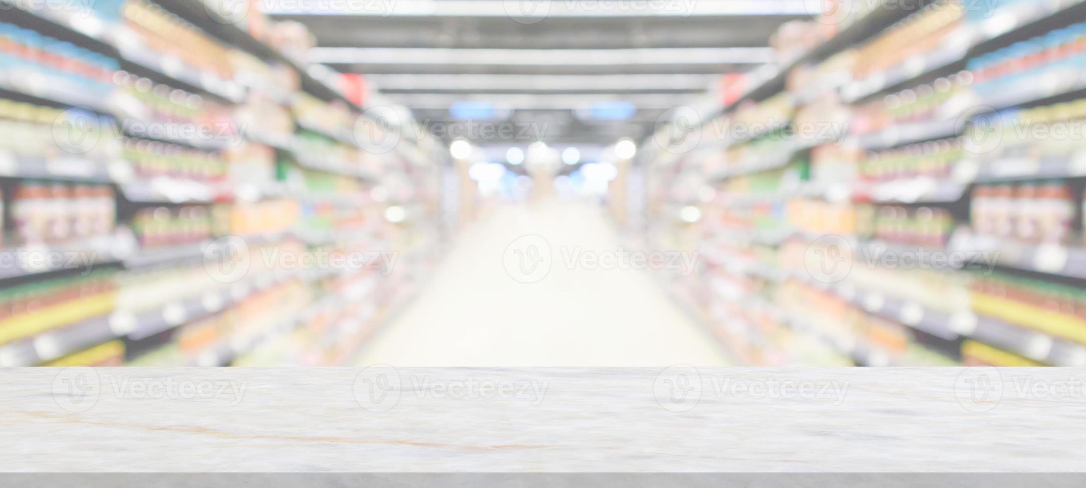 marmeren tafel top met supermarkt kruidenier op te slaan wazig achtergrond met bokeh licht voor Product Scherm foto