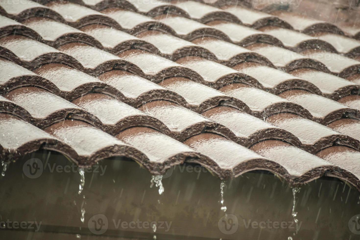 regen vallend naar beneden van de huis dak foto