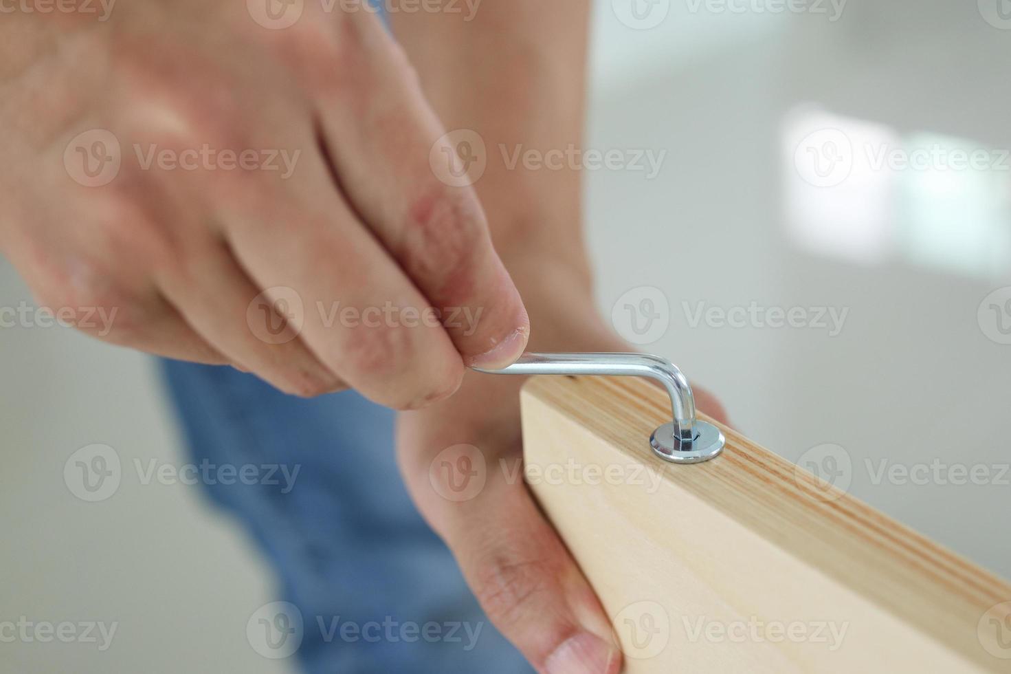 bijeenkomst houten meubilair Bij huis gebruik makend van schroef allen foto