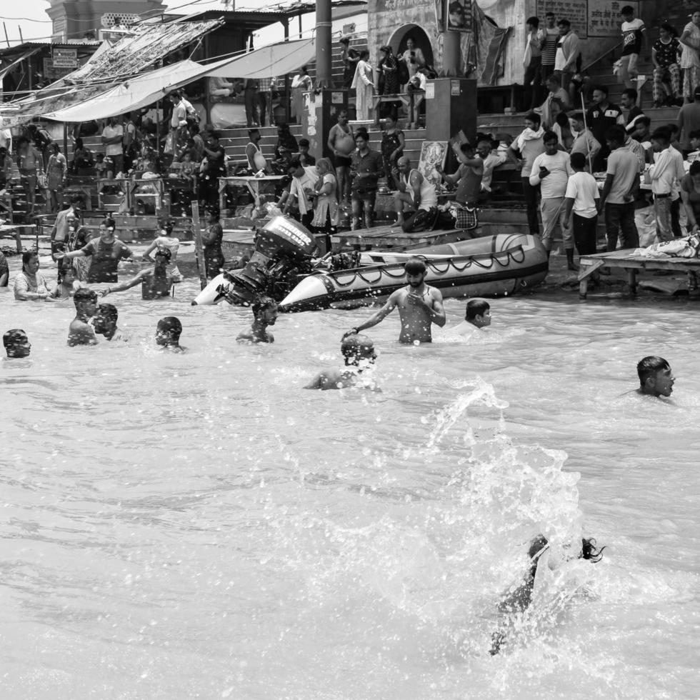 garh mukteshwar, up, india, 11 juni 2022 -mensen nemen een heilige duik ter gelegenheid van nirjala ekadashi, een uitzicht op garh ganga brij ghat, een zeer beroemde religieuze plaats voor hindoes - zwart en wit foto