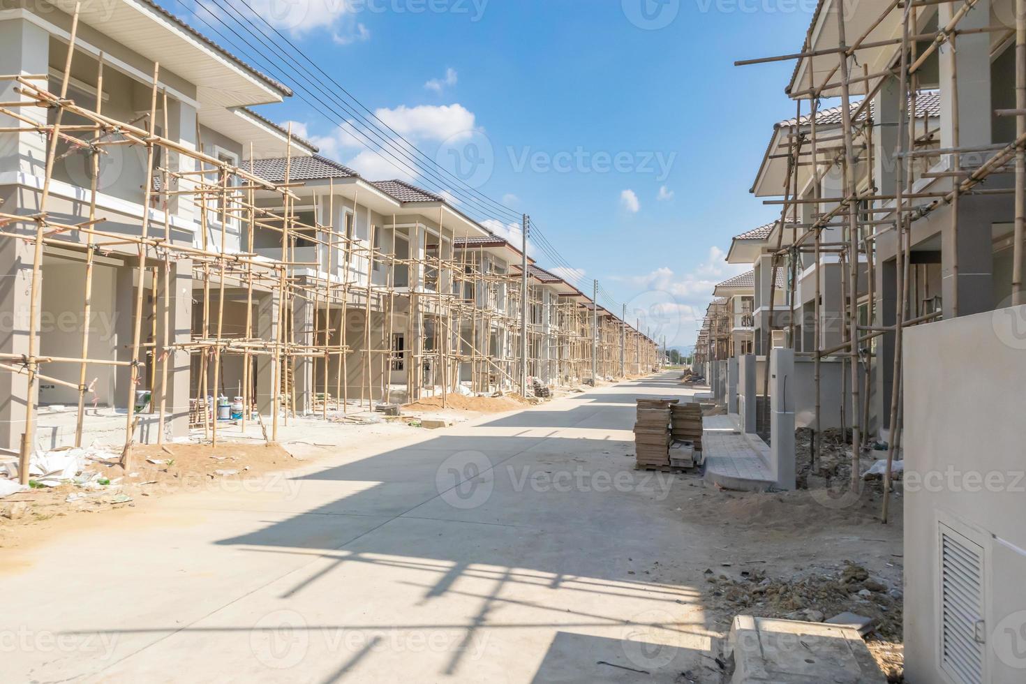 bouw woon- nieuw huis in vooruitgang Bij gebouw plaats behuizing landgoed ontwikkeling foto