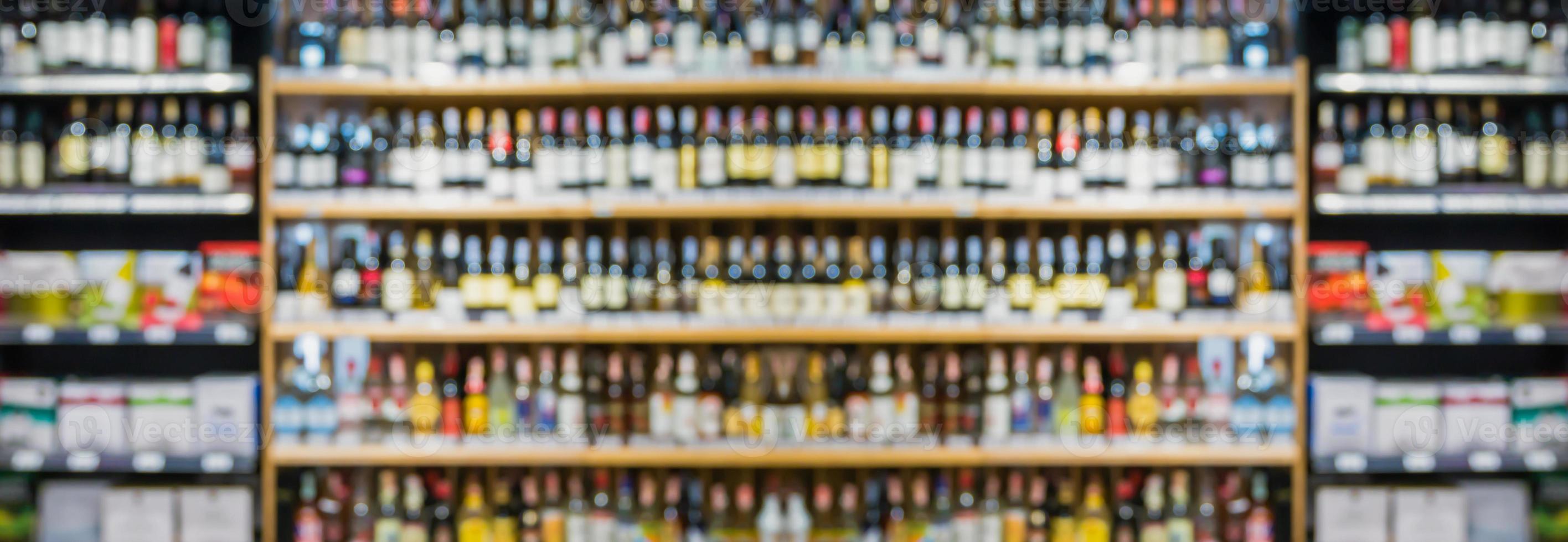 abstract vervagen wijn flessen Aan likeur alcohol schappen in supermarkt op te slaan achtergrond foto