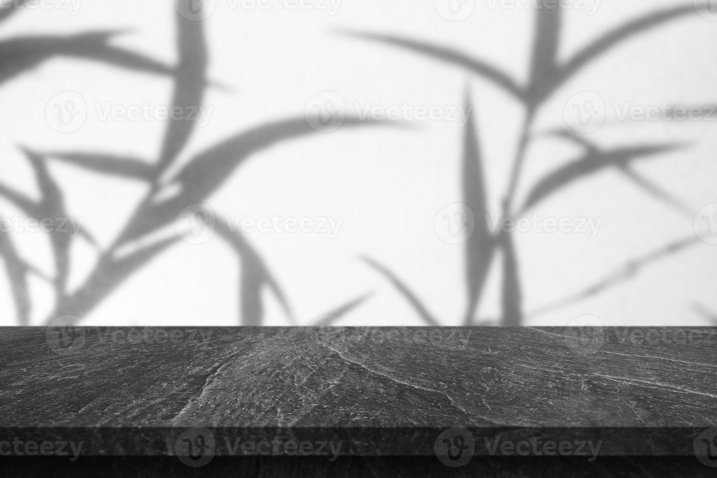 marmeren tafel top met boom schaduw laten vallen Aan wit muur achtergrond voor mockup Product Scherm foto