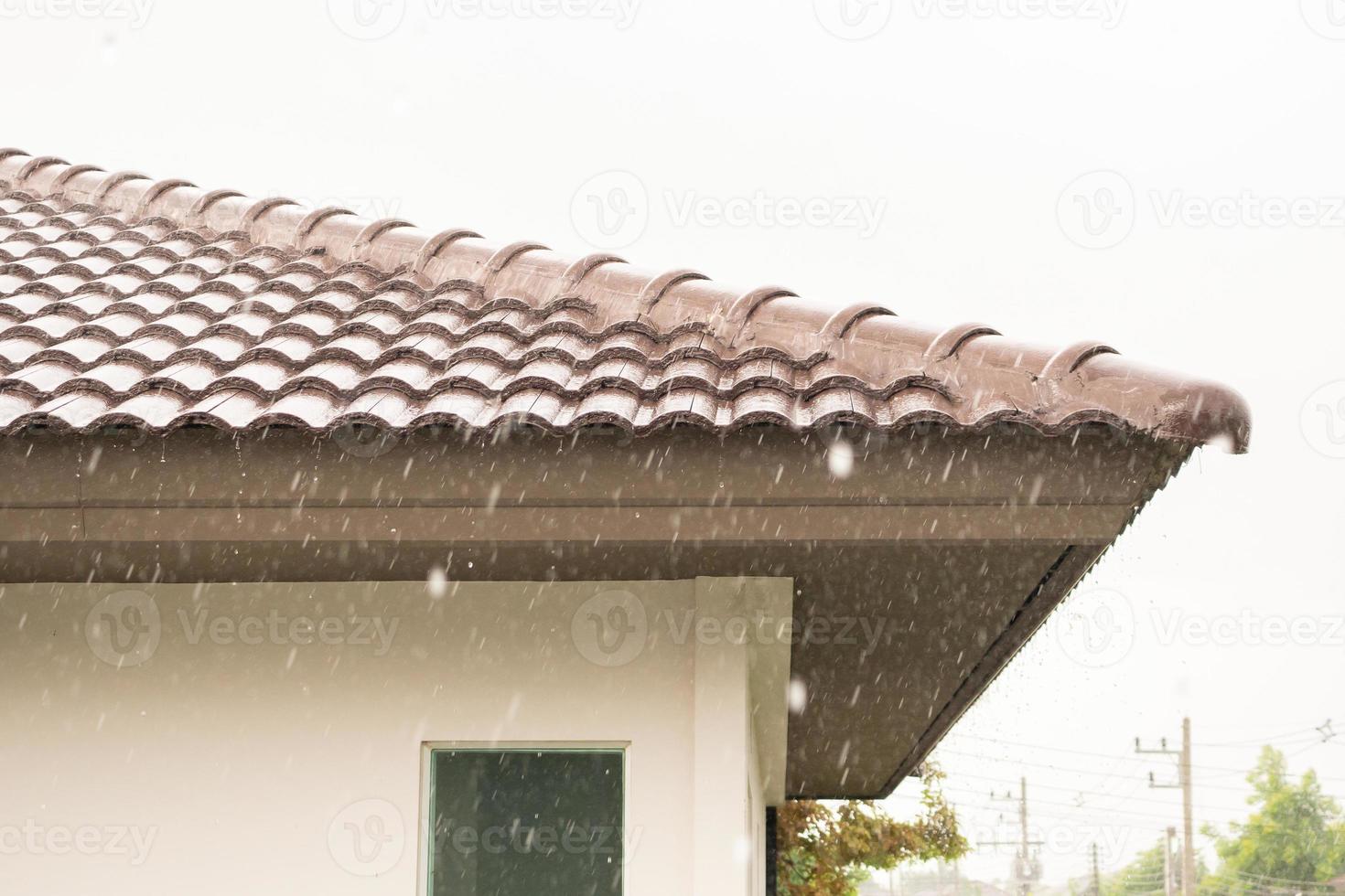 regen vallend naar beneden van de huis dak foto